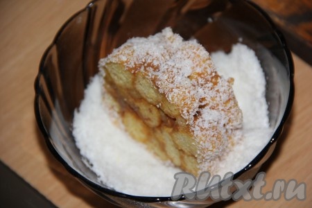 По желанию, обвалять края каждого пирожного в кокосовой стружке.
