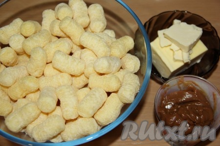 Подготовить продукты для приготовления пирожных из кукурузных палочек и сгущёнки.