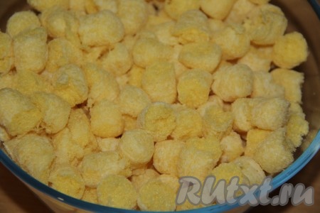 Кукурузные палочки поломать на две части.&nbsp;
