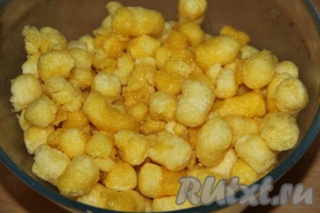 Перемешать масло с палочками с помощью ложки.&nbsp;
