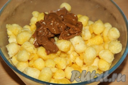 Затем добавить варёное сгущённое молоко.
