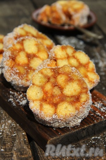 Вот такие аппетитные и очень вкусные пирожные из кукурузных палочек и варёной сгущёнки получились.
