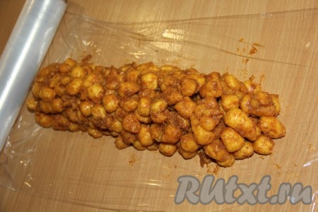 Выложить получившуюся массу на пищевую плёнку в виде колбаски.
