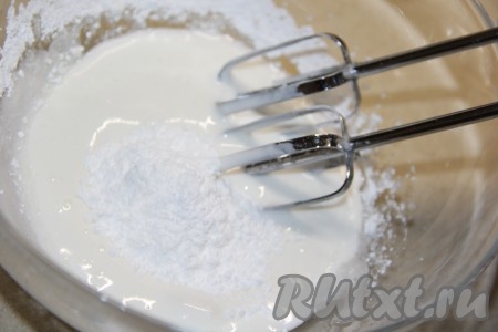 Затем, не прекращая взбивать, добавить сахарную пудру и продолжать взбивать ещё, примерно, 5-7 минут. В конце влить лимонную кислоту. Глазурь получится гладкой, блестящей и слегка тягучей.