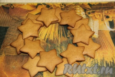 Выложить определенное количество снежинок и сформировать венок, то есть просто приложить пряники друг к другу (это нужно, чтобы понять, как будет в будущем выглядеть венок, сколько пряников потребуется на каждый венок, ведь из испечённых пряников можно сделать несколько рождественских веночков).
