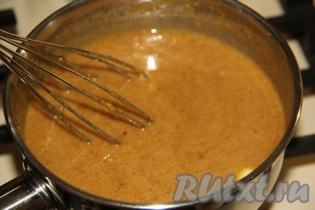 Сюда же добавить мускатный орех, соду, корицу и имбирь, затем перемешать содержимое сотейника венчиком и поставить на огонь. Помешивая, довести массу на среднем огне до кипения, масса увеличится в объёме, примерно, в два раза. Снять сотейник с огня и аккуратно перелить получившуюся массу в глубокую миску.
