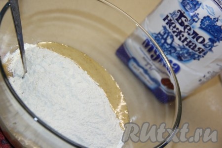 В горячую массу небольшими порциями (примерно, по 100 грамм) всыпать муку, каждый раз тщательно вмешивая её с помощью ложки.
