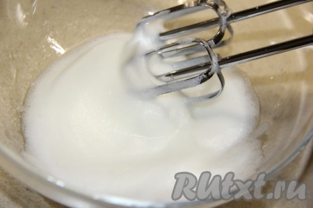 Для приготовления глазури хорошо охлаждённый яичный белок взбить с помощью миксера до пышной пены.
