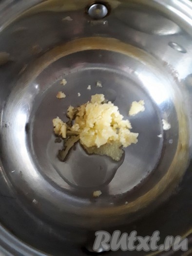 В кастрюле нагреть сливочное и растительное масло.
