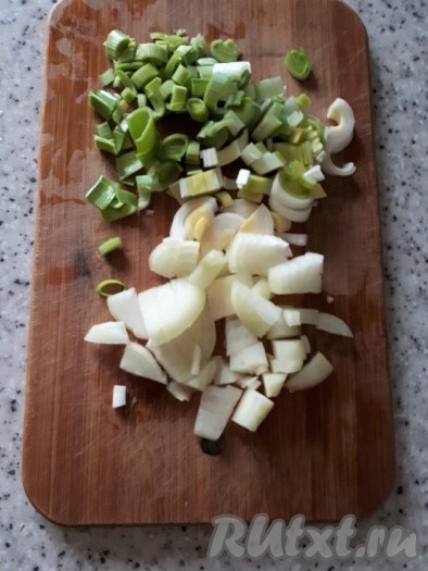 Репчатый лук очистить, мелко нарезать (половину репчатого лука я заменила более нежным луком пореем, но это необязательно).
