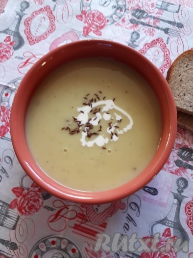 Влить в суп сливки, добавить плавленный сыр, поставить на огонь и, помешивая, довести до кипения. Вкусный и полезный, лёгкий и одновременно сытный чесночный крем-суп готов. Подаём в горячем виде, добавляя в каждую тарелку ложку сливок и щепотку тмина.
