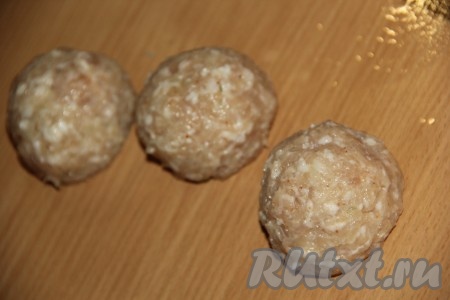 Из фарша сформировать тефтели любого размера (я сделала крупные).
