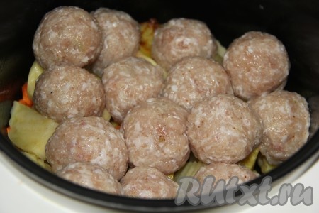 Затем выложить тефтели поверх картошки с морковкой.
