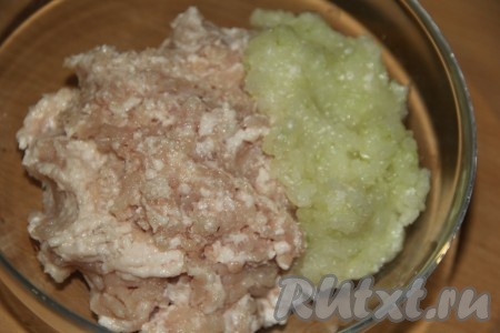 Свинину и лук пропустить через мясорубку.