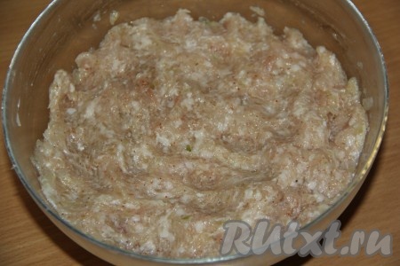 Хорошо вымесить фарш с рисом и специями.
