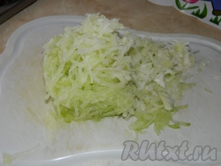 Редьку моем, чистим и трем на крупной терке. 