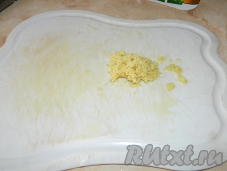 Корень имбиря чистим и трем на мелкой терке.