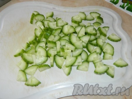 Огурцы режем на маленькие кусочки.