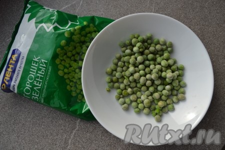 Следующим добавить замороженный зелёный горошек (размораживать его не нужно).