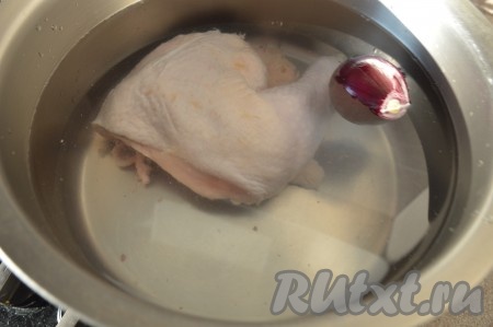 В кастрюлю налить, примерно, 2 литра чистой воды, опустить туда одну очищенную луковицу и кусочек курицы (я взяла окорочок). На сильном огне довести до кипения, снизить огонь до слабого, снять образовавшуюся пенку и варить бульон примерно 30 минут (до готовности куриного мяса).