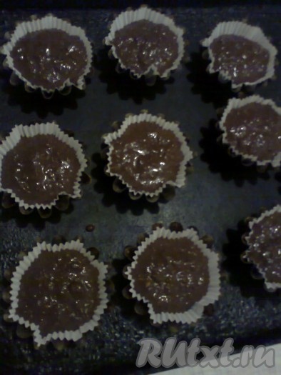 Равномерно распределить тесто по формочкам, заполняя их на 2/3 объёма (у меня получилось 10 формочек). Можно использовать и силиконовые формы для выпечки.