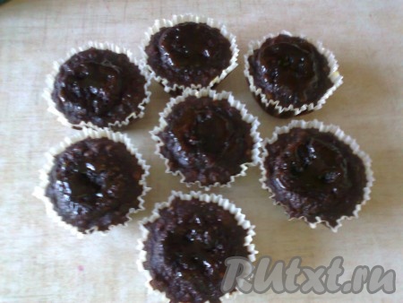 Выпекать шоколадно-морковные кексы в разогретой духовке при температуре 170-175 градусов 25-30 минут (время выпечки зависит от духовки). Готовые кексы сверху полить любым сиропом (или мёдом)
