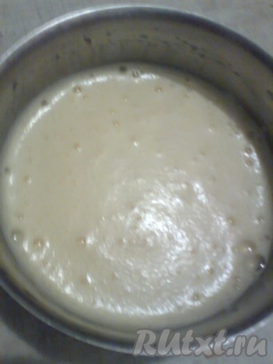 Яйца взбить с помощью миксера до побеления и увеличения в объёме (взбивать в течение 3-5 минут).
