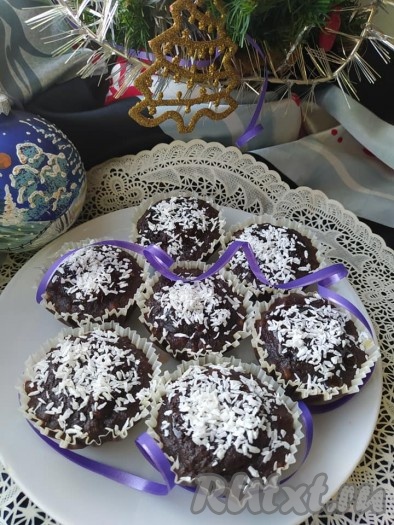 Можно украсить клюквой или другой ягодой. Вот и всё, наши полезные, нарядные и вкусные шоколадно-морковные кексы готовы.&nbsp;
