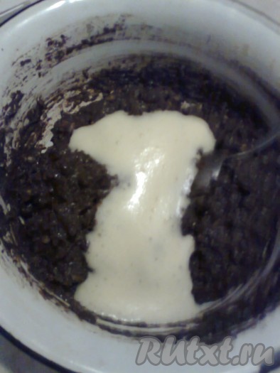 Частями добавлять в тесто взбитые яйца,
