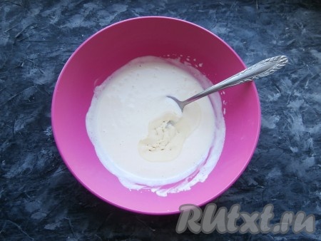 Пюрировать творожно-яичную массу погружным блендером до однородности и влить растительное масло.

