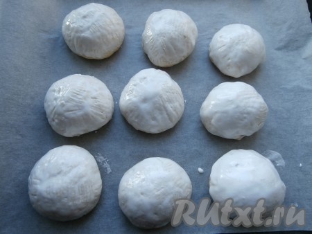 Горячие пряники смазать подготовленной глазурью. Оставить их до полного остывания и застывания глазури.
