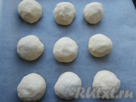 Из теста скатать шарики (у меня их получилось 9 штук). Выложить шарики на противень, застеленный пергаментом, на достаточном расстоянии друг от друга.
