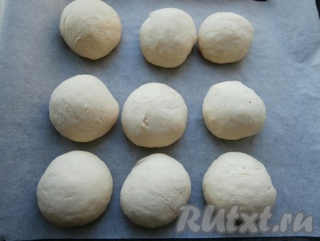 Выпекать творожные пряники в разогретой до 180 градусов духовке около 30 минут. Пряники не станут румяными, они останутся светленькими - это нормально.
