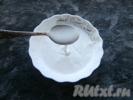 Для приготовления глазури белок взбить с лимонным соком, добавляя постепенно сахарную пудру, продолжать взбивать до получения белоснежной массы, тянущейся за ложкой, добавить, по желанию, пару капель любого, на ваш вкус, ароматизатора (у меня - дюшес). Пудры может понадобиться больше или меньше - это зависит от веса белка. На самом деле, глазури получается много, можете белок взвесить и сделать глазурь на половину его веса, естественно, и пудры понадобится вполовину меньше.