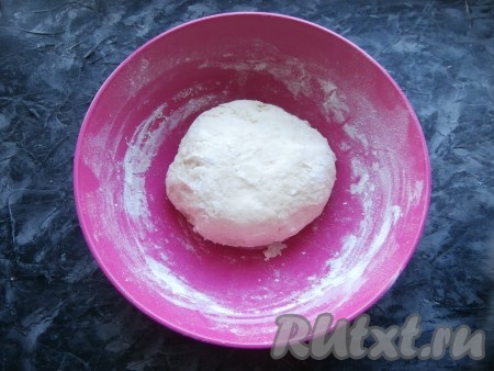 Замесить мягкое, плотное и чуть липкое творожное тесто, прикрыть его плёнкой и оставить на 30 минут при комнатной температуре.
