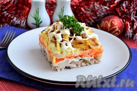 Салат с курицей и жареным картофелем