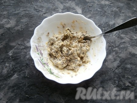 Желтково-грибную массу немного посолить и растереть вилкой до однородности.