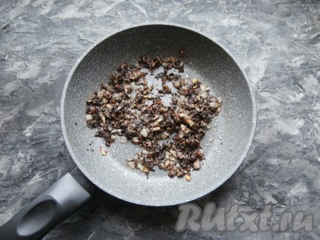 Грибы обжарить с луком, периодически помешивая, до тех пор, пока они не начнут зарумяниваться (примерно в течение 5-7 минут).