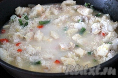 Влить кокосовое молоко.