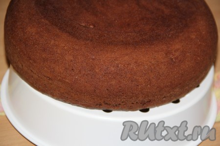 Готовый чизкейк из творога оставить в мультиварке на минут 20, а затем с помощью подставки для пароварки извлечь его из чаши.
