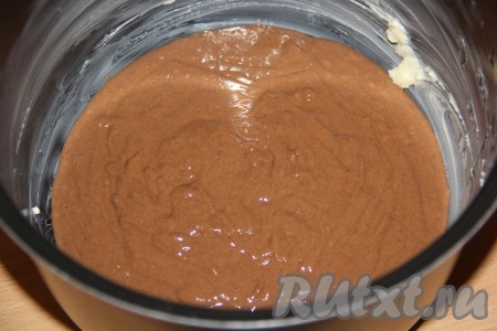 Выложить тесто в чашу мультиварки.
