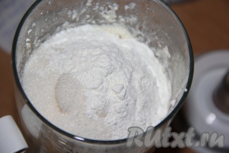 Затем в творожную массу всыпать крахмал и сахар, добавить сметану.