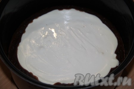 Закрыть крышку мультиварку и включить режим "Выпечка" на 60 минут. Если по прошествии времени открыть крышку и верх начинки будет сырой, то включить мультиварку ещё на минут 15.&nbsp;
