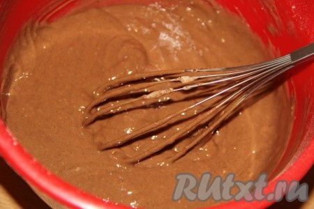 Перемешать тесто венчиком до однородного и гладкого состояния. Тесто получится в меру густым, напоминающим сметану средней густоты.