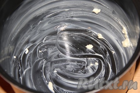 Смазать чашу мультиварки мягким сливочным маслом.
