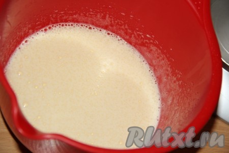С помощью миксера взбить яйца с сахаром в течение 3 минут.