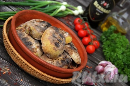 Готовую картошку убрать с мангала, переложить с решётки на тарелку и подать в горячем виде к столу. Картошечка такая вкусная, что мои дети едят её просто с кетчупом!
