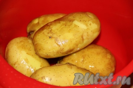 Картофель берём одинакового размера (у меня крупный молодой картофель, но можно так готовить и "старый" - картошку более поздних сортов). Если используете молодую картошку, то хорошо её вымойте, чистить не нужно. Старую картошку необходимо очистить от кожуры.