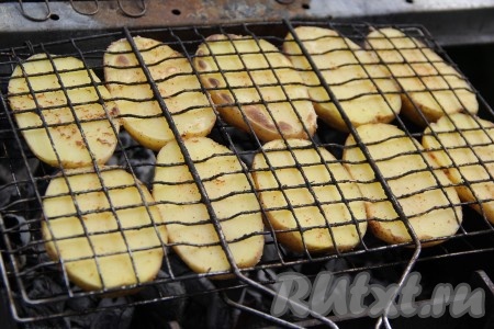 Переворачивать решётку с картошкой каждые 5 минут.
