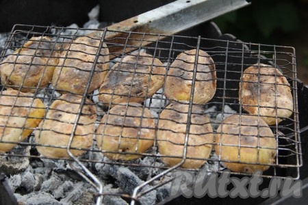 Готовить картошку, примерно, 20 минут, но время запекания зависит от жара углей вашего мангала и от сорта картофеля. Готовность можно проверить зубочисткой (вилкой или ножом), если зубочистка входит в клубень без усилия, то картошка готова.